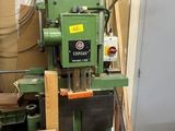 une machine posée sur une table dans une pièce