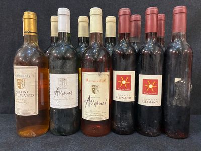 plusieurs bouteilles de vin sont alignées sur une table