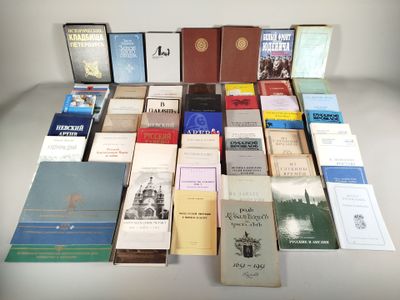 un grand nombre de livres posés sur une table