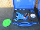 une mallette bleue contenant des outils, posée sur une table