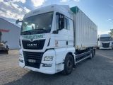 une photo d'un camion blanc garé dans un parking