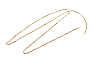 gros plan d'un collier en or avec une chaîne sur fond blanc