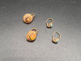 trois paires de boucles d'oreilles en or et turquoise sur un fond noir