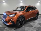 un SUV orange garé dans une pièce au sol carrelé