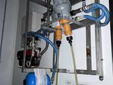 une photo d'un filtre à eau auquel est raccordé un tuyau