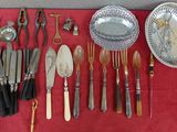 de nombreux types d'argenterie posés sur une nappe rouge