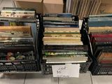 beaucoup de livres empilés sur un chariot