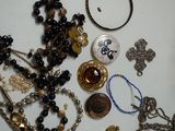 plusieurs types de bijoux sur une table