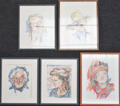 Plusieurs portraits encadrés sont accrochés au mur