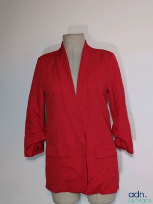 une image d'une veste rouge sur un mannequin, un mannequin, un mannequin, un mannequin, un mannequin, un mannequin, un mannequin, un mannequin