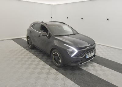 Le SUV gris est garé dans le garage, sur un sol à damier.