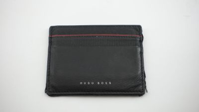 un portefeuille en cuir noir orné d'une bande rouge sur le devant