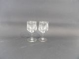 deux verres à vin vides posés sur une table