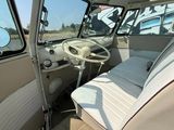 une photo de l'intérieur d'un véhicule avec le siège conducteur relevé