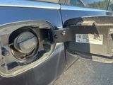 une pompe à essence fixée sur le côté d'une voiture