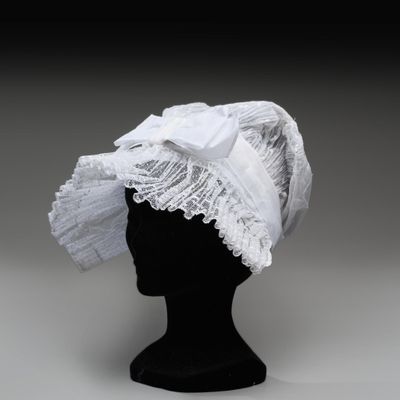 un gros plan d'un chapeau blanc sur une tête de mannequin