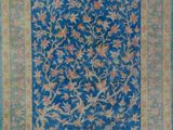 un tapis bleu à motifs floraux