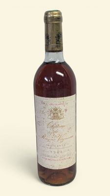 une bouteille de vin posée sur une table