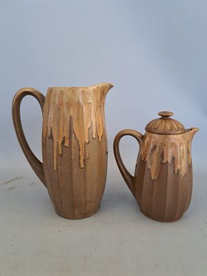 deux vases bruns posés l'un à côté de l'autre sur une table