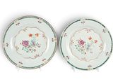 deux assiettes à motifs floraux sur une surface blanche