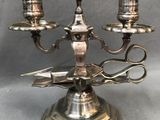 chandelier plaqué argent orné de trois bougies et d’un oiseau
