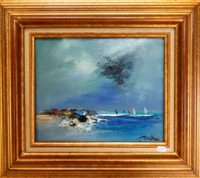 une peinture à l'huile représentant des voiliers sur l'océan, dans un cadre doré