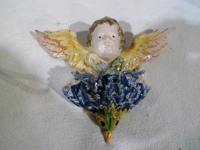 une figurine représentant un ange tenant une fleur