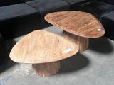 deux tables posées à même le sol en béton