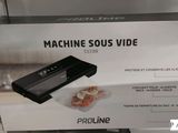 La boîte de la machine sous-large est exposée dans le magasin.