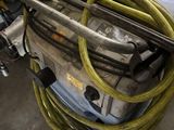 un tas de tuyaux posé sur une machine dans un garage