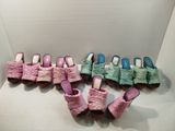 Plusieurs paires de chaussons roses et verts sont alignées en rangée