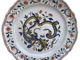 une image représentant une assiette décorative ornée d'un dragon