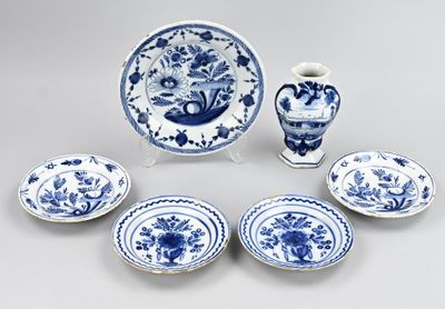 un ensemble d'assiettes et de vases bleus et blancs