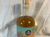 une bouteille d'alcool posée sur une table