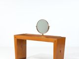 une petite table en bois sur laquelle se trouve un miroir