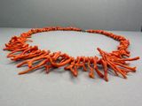 une photo d'un collier composé de perles de corail orange