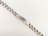 un gros plan d'un bracelet à maillons sur lequel est gravé un prénom