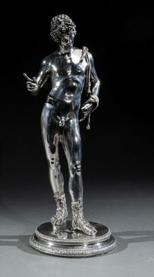 statue en argent représentant un homme debout sur un socle, les mains tendues