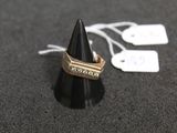 une bague en or surmontée d'un cône noir