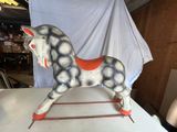 un cheval en peluche posé sur une table