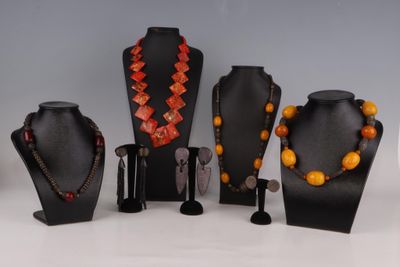 Plusieurs types de colliers et de bracelets sont exposés.