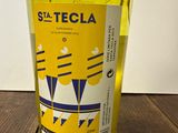 une bouteille de vin jaune posée sur une table en bois