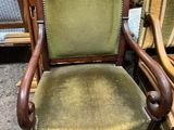 une vieille chaise en bois recouverte de tissu vert, recouverte de tissu vert, recouverte de tissu vert, recouverte de tissu vert, recouverte de tissu vert