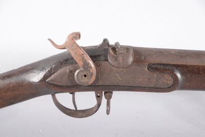 un vieux fusil avec une poignée en bois sur fond blanc