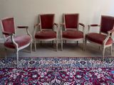 several chairs are lined up in a row in a room