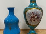 trois vases posés sur une table en bois
