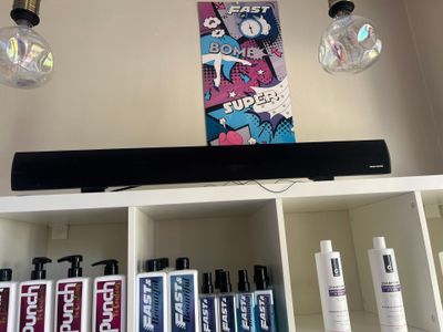 une photo d'une étagère sur laquelle sont posés des produits capillaires
