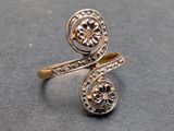Gros plan sur une bague en argent ornée d'une fleur