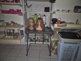 deux têtes de mannequin posées sur une table dans une pièce