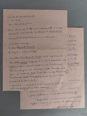 deux feuilles de papier sur lesquelles il y a des inscriptions, posées sur une table